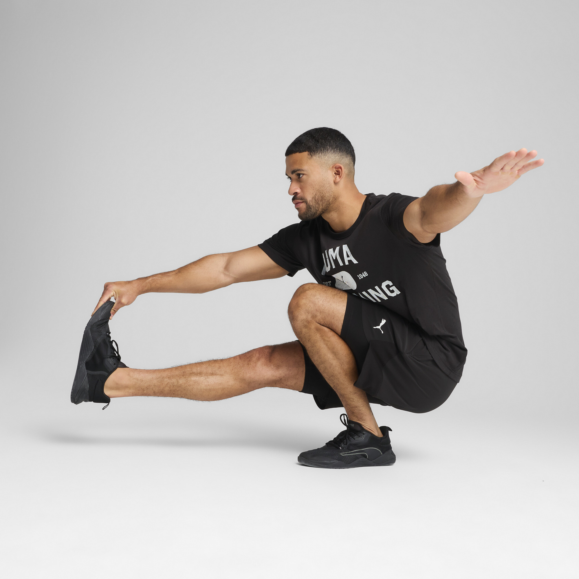 Футболка Puma M Graphics Train Logo Relaxed Tee