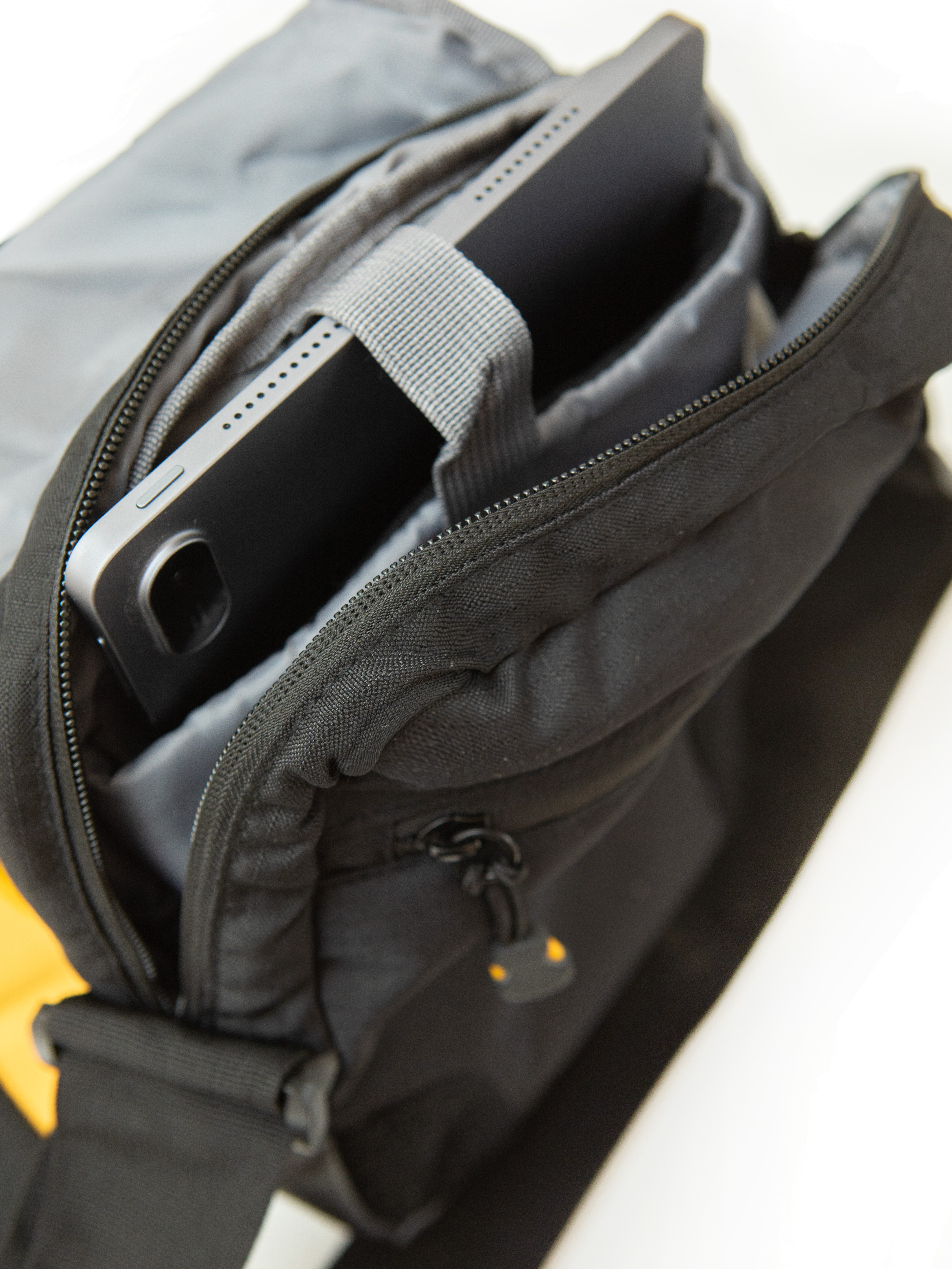 Сумка Caterpillar CAT YELLOW/BLACK TABLET BAG ROCK URBAN ACTIVE