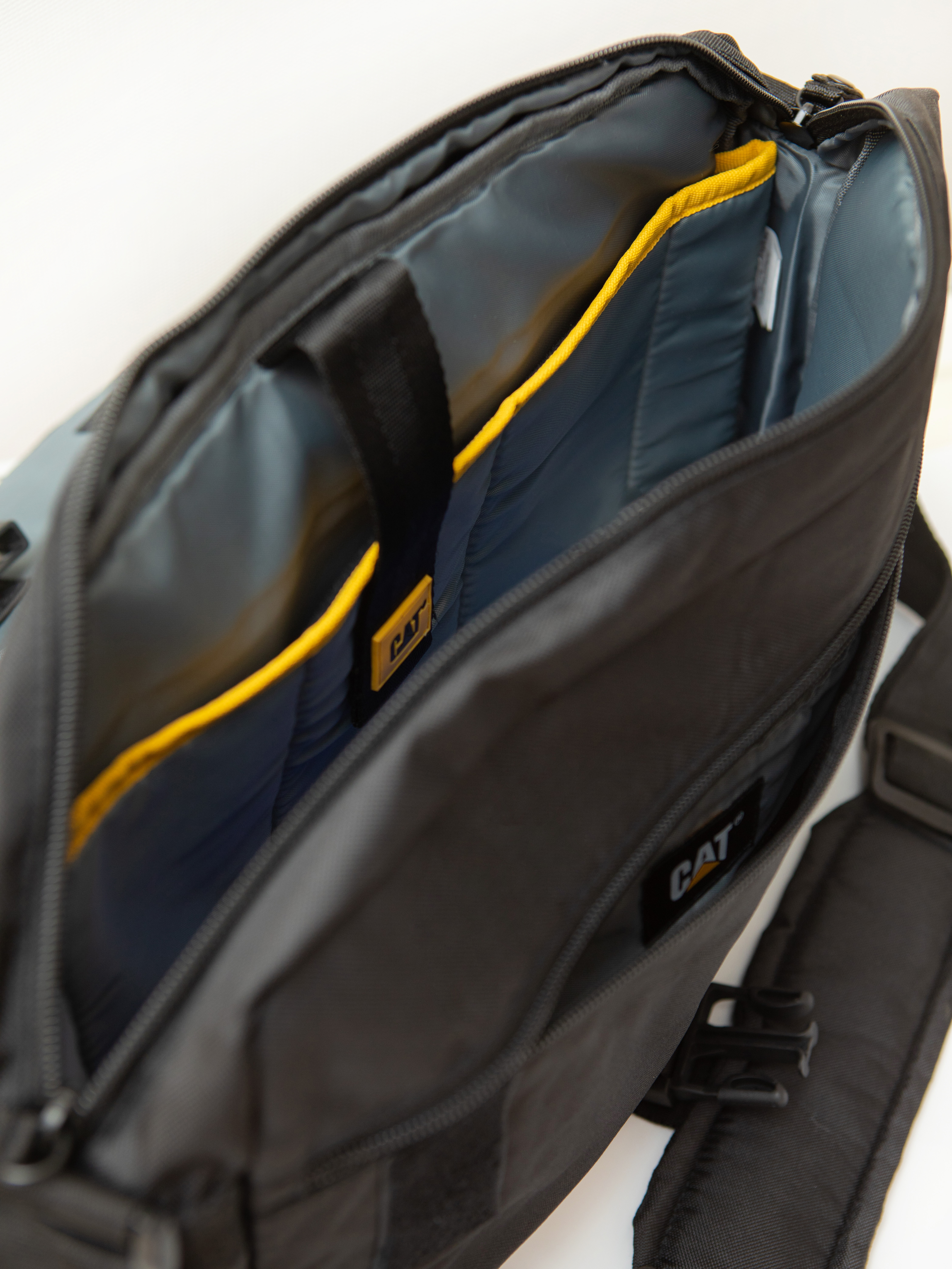 Сумка Caterpillar BLACK/YELLOW MEDIUM MESSENGER CAINE MILLENNIAL